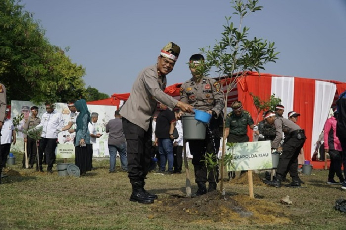 Polda Riau dan Jajaran Tanam 45 Ribu Pohon 